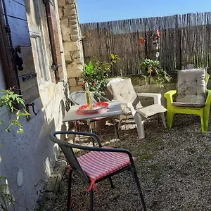 Hébergement de vacances Petite Maison Dans La Campagne A 10 Mn A Pied Du Centre, Arles